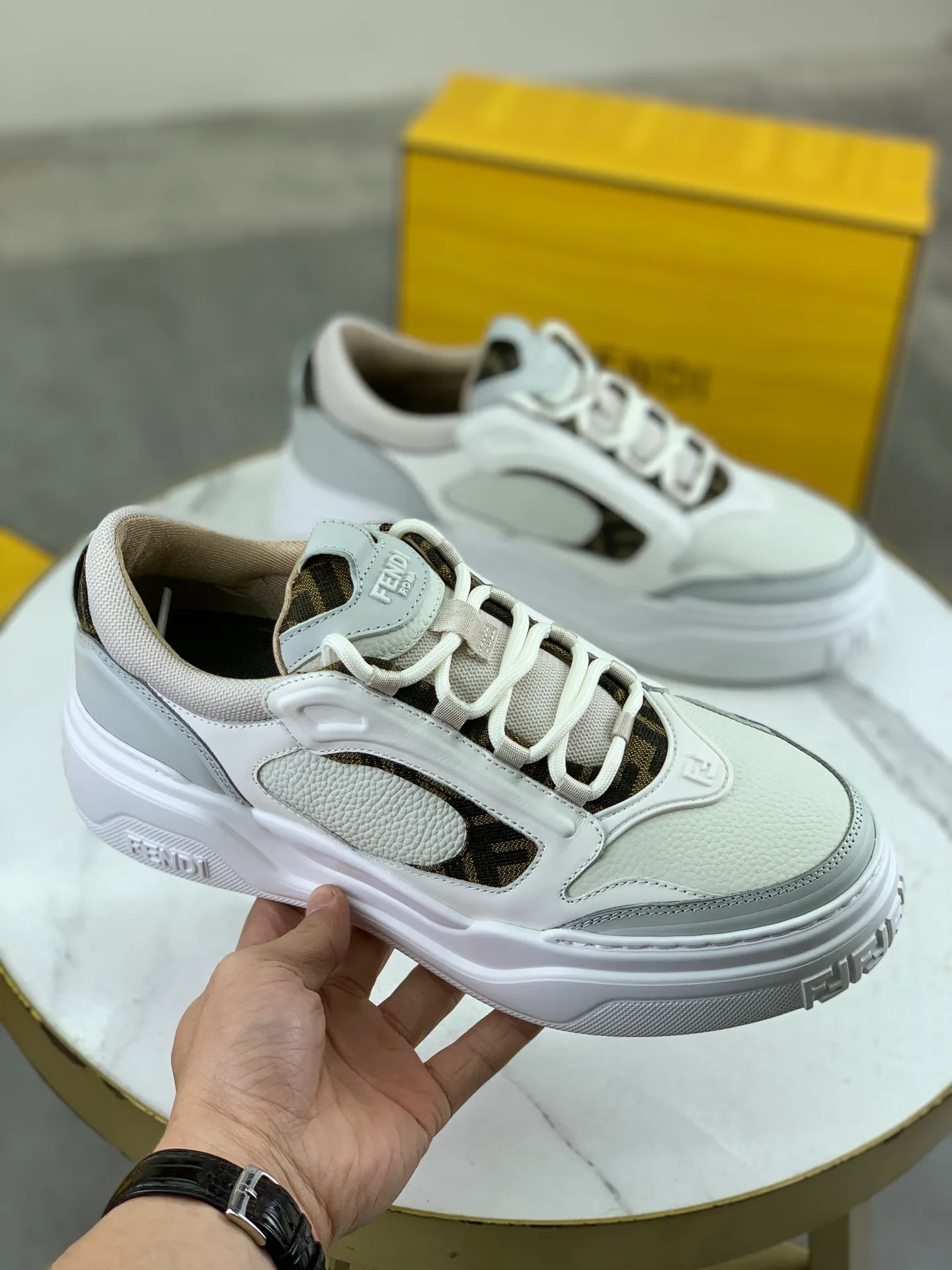 Men's men's shoes 💰P760 new style 💰💎💎💎 summer hot style [FENDI Fendi] top version 🆕New sneakers, wavy soles engraved with original words. Embossed Fendi Flow lettering on the heel. The upper is made of high-end calfskin and breathable materials. Original lining with tone-on-tone details decorated with innovative handcrafting techniques. Ultra-light and wear-resistant TPU and IP foam soles, overall lightweight and comfortable. Size:39-44 (38 45 can be customized)